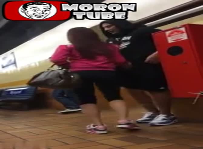 Video :As she waits for the metro, she snatches her boyfriend's penis!
